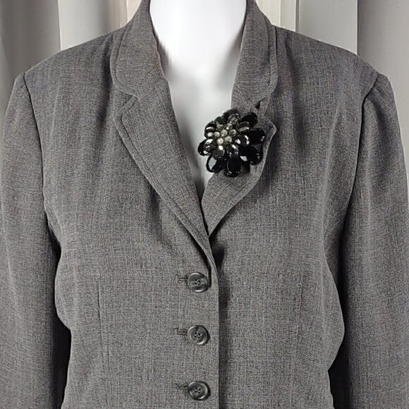 Petite Sophisticate 4 Button Gray Jacket with Brooch (can be removed). Size 10 - Picture 2 of 10